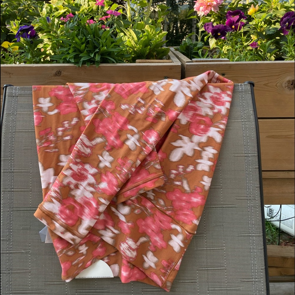 NWT. Offline Capris Leggings. Size 7/8.